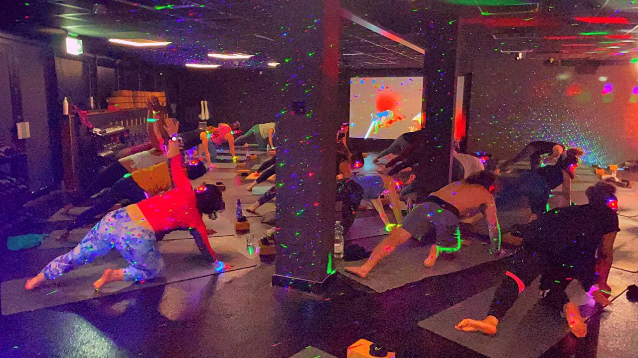 Rave @ R1SE: A Night to Remember – Immersive Yoga, Music, and Good Vibes